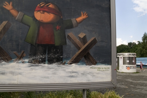  Mr Red, dans la Bernauerstrasse, près du mémorial du mur, Berlin, juillet 2009