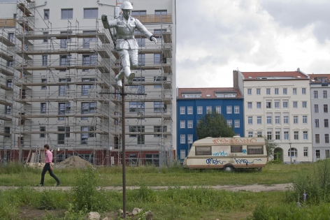  Sculpture qui rappelle la tentative de fuite de Conrad Schumann, garde frontière de RDA, Bernauer Strasse, Berlin, juillet 2009