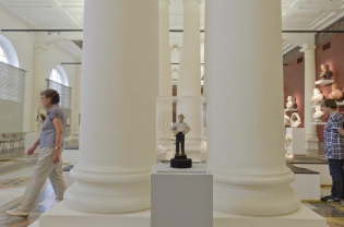  L’Homme sur sa bouée de Stephan Balkenhol. “Dépaysages d'été”, une exposition des maquettes des commandes publiques à Amiens dans les salles du rez-de-chaussée du musée de Picardie, Amiens, juillet 2011.