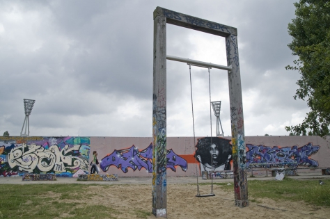  Derrière le stade Friedrich Ludwig Jahn, 300 mètres de mur d’arrière-plan ont été conservé. Site d’art urbain, cette portion est la disposition des tagueurs.
 
