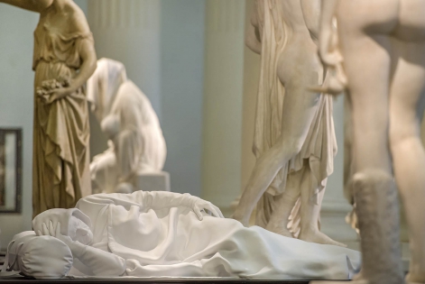  Le Dormeur, Michel PAYSANT, 2013 dans la salle des sculptures du Musée de Picardie.