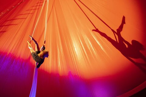  Spectacle du « Buren Cirque »  jeudi 22 septembre 2022, parvis de l'Institut du monde arabe, Paris.